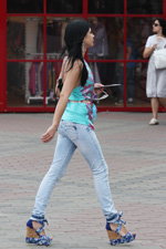 Moda uliczna tamtego lata (ubrania i obraz: jeansy błękitne, sandały na koturnie kwieciste, top turkusowy)