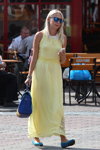 Вулична мода минаючого літа (наряди й образи: жовта сукня максі)