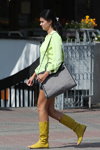 Уличная мода уходящего лета (наряды и образы: салатовая блуза, желтые перфорированные сапоги, серая сумка)