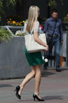 Уличная мода уходящего лета (наряды и образы: белая сумка, зеленая юбка, белая блуза с принтом, чёрные туфли)