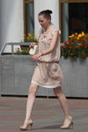 Moda en la calle en Minsk. 08/2013 (looks: bolso blanco, vestido beis, sandalias de tacón beis, , bollo)