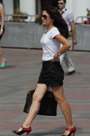 Уличная мода уходящего лета (наряды и образы: белый топ, чёрные шорты, чёрный ремень)