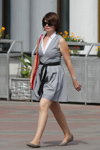Уличная мода уходящего лета (наряды и образы: серое платье с декольте, чёрный пояс, красная сумка)