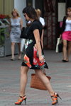 Уличная мода уходящего лета (наряды и образы: чёрное цветочное платье)