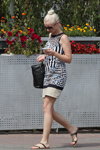 Уличная мода уходящего лета (наряды и образы: платье с принтом, чёрная сумка)