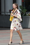 Уличная мода уходящего лета (наряды и образы: платье с принтом с декольте, желтая сумка)