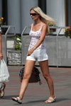Уличная мода уходящего лета (наряды и образы: белый цветочный топ, белые шорты, белые сандалии, блонд (цвет волос), солнцезащитные очки)