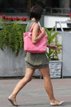 Уличная мода уходящего лета (наряды и образы: платье цвета хаки, розовая сумка)