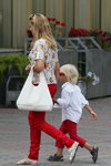 Уличная мода уходящего лета (наряды и образы: красные брюки, белая сумка, белые сандалии, белая блуза с принтом)