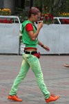 Уличная мода уходящего лета (наряды и образы: зеленый жилет, красный топ, оранжевые кроссовки)