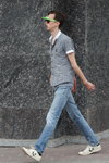 Уличная мода уходящего лета (наряды и образы: клетчатая рубашка с коротким рукавом, голубые джинсы, белые кроссовки)