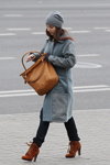 Вулична мода в Мінську. Жовтень 2013 (наряди й образи: гірчична сумка, сіре пальто, гірчичні ботильйони, сіра трикотажна шапка)