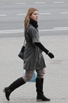 Straßenmode in Minsk. 10/2013 (Looks: schwarze Stiefel, grauer Mantel)