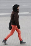 Уличная мода в Минске. Октябрь 2013 (наряды и образы: коричневая куртка, коралловые брюки)
