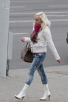 Вулична мода в Мінську. Жовтень 2013 (наряди й образи: біла куртка, білі чоботи, сіні джинси, блонд (колір волосся))