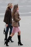 Вулична мода в Мінську. Жовтень 2013 (наряди й образи: чорні чоботи, сіні джинси, коричнева куртка, тілесні колготки з принтом, трикотажна рожева спідниця, чорні чоботи)