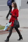 Straßenmode in Minsk. 10/2013 (Looks: roter Mantel, weißer Schal, schwarze Handtasche, schwarze Stiefel, braune Hose, schwarze Lederhandschuhe)
