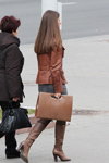 Straßenmode in Minsk. 10/2013 (Looks: braune Handtasche, braune Stiefel, braune Strumpfhose, braune Lederjacke)