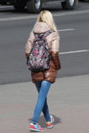 Уличная мода в Минске. Октябрь 2013 (наряды и образы: голубые джинсы, чёрный рюкзак с принтом)