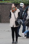 Вулична мода в Мінську. Жовтень 2013 (наряди й образи: чорна сумка, чорні брюки, чорні чоботи, картатий шарф, пучок (зачіска))