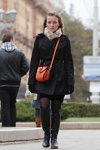 Straßenmode in Minsk. 10/2013 (Looks: schwarze Stiefel, schwarze Strumpfhose, schwarzer Trenchcoat, orange Handtasche, karierter Schal)