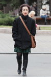 Straßenmode in Minsk. 10/2013 (Looks: schwarze Jacke, braune Handtasche, grüner karierter Rock, schwarze Strumpfhose, schwarze Stiefel)