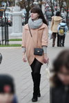 Straßenmode in Minsk. 10/2013 (Looks: grauer Schal, schwarze Handtasche, schwarze Stiefel, Beige Mantel, grauer Pullover)