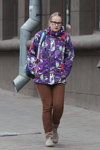 Вулична мода в Мінську. Жовтень 2013 (наряди й образи: фіолетова куртка з принтом, коричневі брюки, бежеві чоботи)