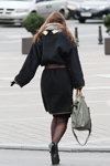 Straßenmode in Minsk. 10/2013 (Looks: schwarzer Mantel, schwarze Strumpfhose, khakifarbene Handtasche)