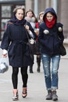 Вулична мода в Мінську. Жовтень 2013 (наряди й образи: трикотажні чорні колготки, сінє пальто, рожеві кросівки, сіня куртка, хутрянпомпон, червоний палантин, чорна сумка, сіні рвані джинси, сірі кросівки)