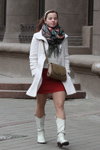 Moda en la calle en Minsk. 10/2013 (looks: abrigo blanco, botas blancas, pañuelo estampado, falda roja corta, pantis transparentes cueros)