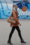 Вулична мода в Мінську. Жовтень 2013 (наряди й образи: руда куртка, чорні легінси, чорні ботильйони)