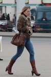 Вулична мода в Мінську. Жовтень 2013 (наряди й образи: коричнева сумка, коричнева дублянка, блакитні джинси, коричневі чоботи)