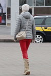 Straßenmode in Minsk. 10/2013 (Looks: graue gesteppte Jacke, Beige Handtasche, Beige Handschuhe, durchbrochene Beige Stiefel, rote Hose, weiße Strickmütze)