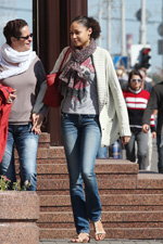 Straßenmode — Miss Supranational 2013 (Looks: rote Handtasche, blaue Jeans, weiße Sandaletten)