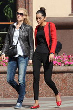Красуні-іноземки на столичному проспекті (наряди й образи: чорна сумка, сіні джинси, біла блуза в горошок, сонцезахисні окуляри, чорний топ, чорні брюки, червоні балетки; персона: Саміра Акманова)