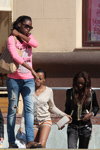 Straßenmode — Miss Supranational 2013 (Looks: himmelblaue zerrissene Jeans, rosaner bedruckter Pullover)