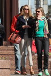 Красавицы-иноземки на столичном проспекте (наряды и образы: солнцезащитные очки, синий жакет, бежевые брюки, зеленый топ, чёрные джинсы, зеленые кроссовки)