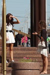 Красавицы-иноземки на столичном проспекте (наряды и образы: белое платье, чёрный ремень)