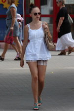 Літня вулична мода в столиці білоруських шахтарів (наряди й образи: білий топ, картаті шорти, тілесна сумка)