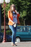 Straßenmode in Saligorsk. 06/2013 (Looks: orange Blazer, weißes bedrucktes Top)