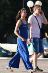 Moda en la calle en Saligorsk. 06/2013 (looks: top azul, pantalón azul)