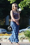 Moda uliczna w Saligorsku. 06/2013 (ubrania i obraz: spódnica maksi niebieska, torebka czarna)
