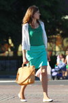 Moda uliczna w Saligorsku. 06/2013 (ubrania i obraz: spódnica turkusowa, bluzka zielona, , torebka piaskowa, balerinki białe)