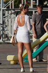 Літня вулична мода в столиці білоруських шахтарів (наряди й образи: біла гіпюрова сукня міні, біла сумка, білі сандалії)