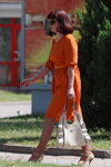 Літня вулична мода в столиці білоруських шахтарів (наряди й образи: помаранчева сукня, біла сумка)