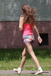 Moda uliczna w Saligorsku. 06/2013 (ubrania i obraz: szorty wielokolorowe, top w kolorze fuksji, sandały białe)