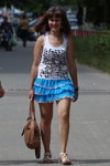 Літня вулична мода в столиці білоруських шахтарів (наряди й образи: білий топ з принтом, блакитна спідниця, білі сандалії, коричнева сумка)