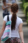 Летняя уличная мода в столице белорусских шахтёров (наряды и образы: белый топ, цветочные брюки, коса (причёска))