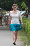 Летняя уличная мода в столице белорусских шахтёров (наряды и образы: бирюзовая юбка, белый топ)
